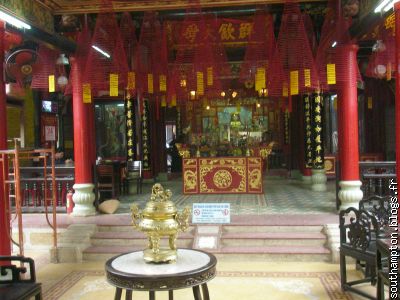 pagode avec spirales d'encens